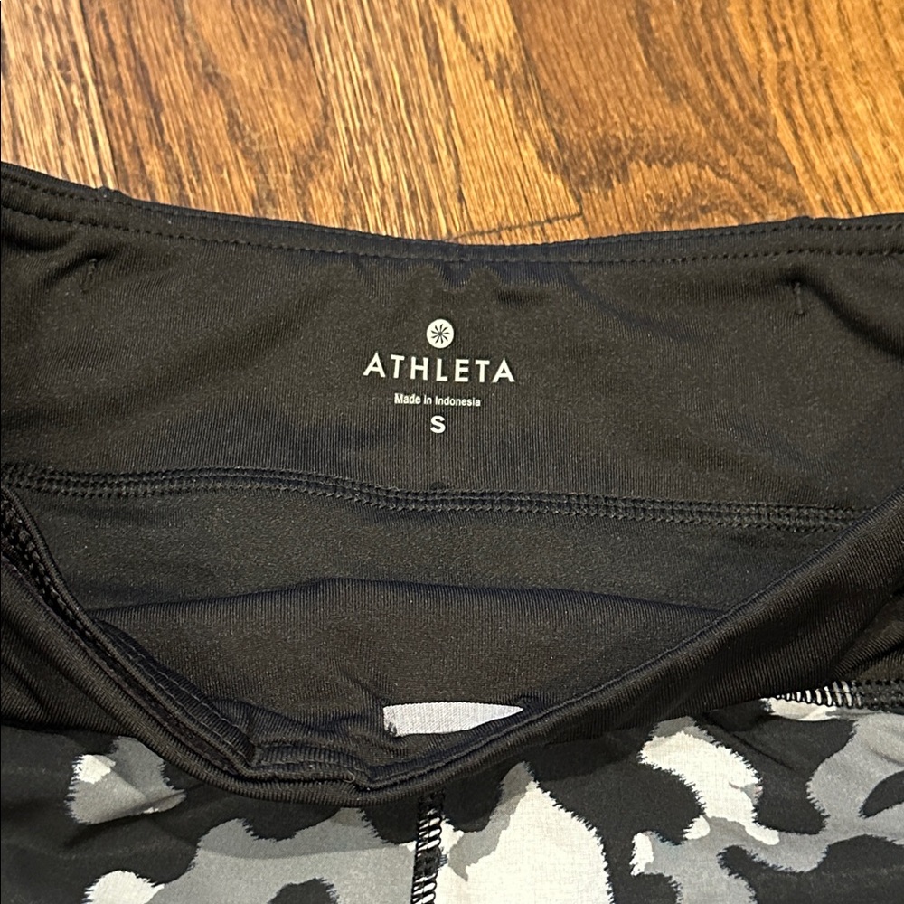 Athleta Mid Rise Run Short - Picture 6 of 9